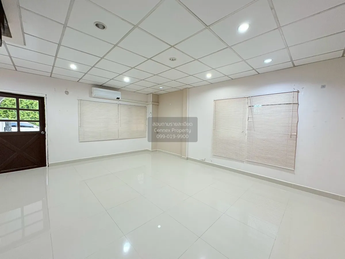 For Sale Corner unit townhouse in a good location on Lat Phrao–Wa