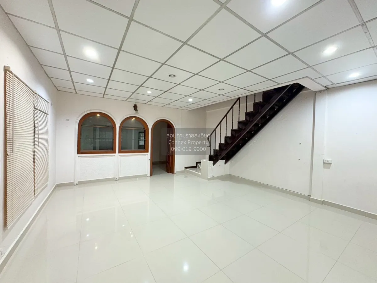 For Sale Corner unit townhouse in a good location on Lat Phrao–Wa