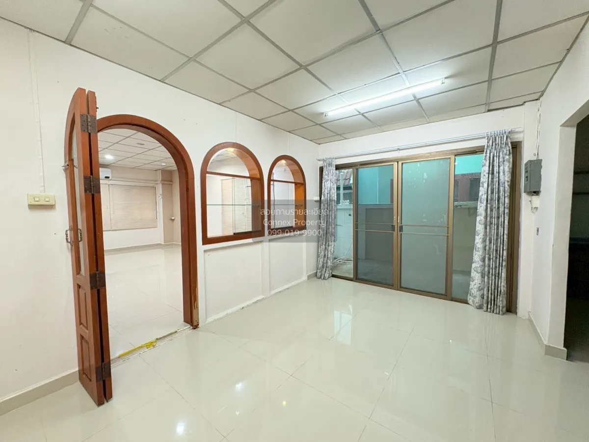 For Sale Corner unit townhouse in a good location on Lat Phrao–Wa