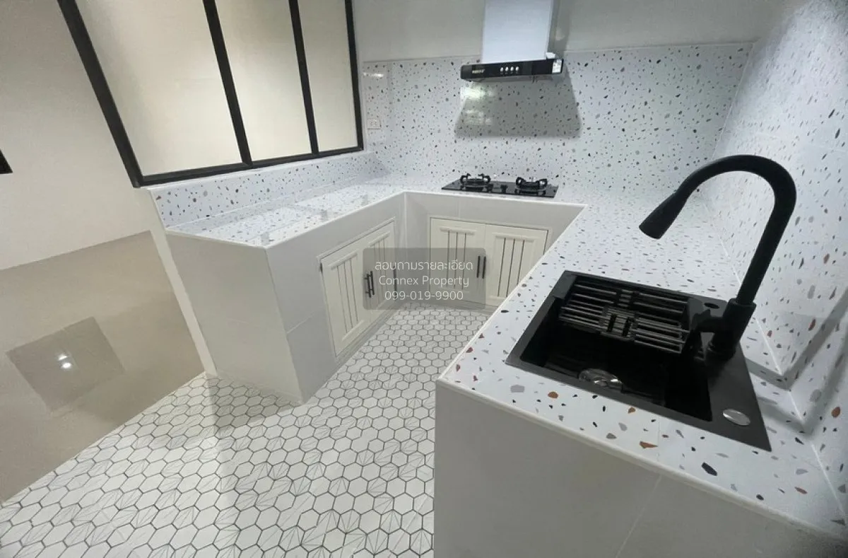 For Sale Townhouse/Townhome  , Suthawee (Soi Phon Sawang) , newly