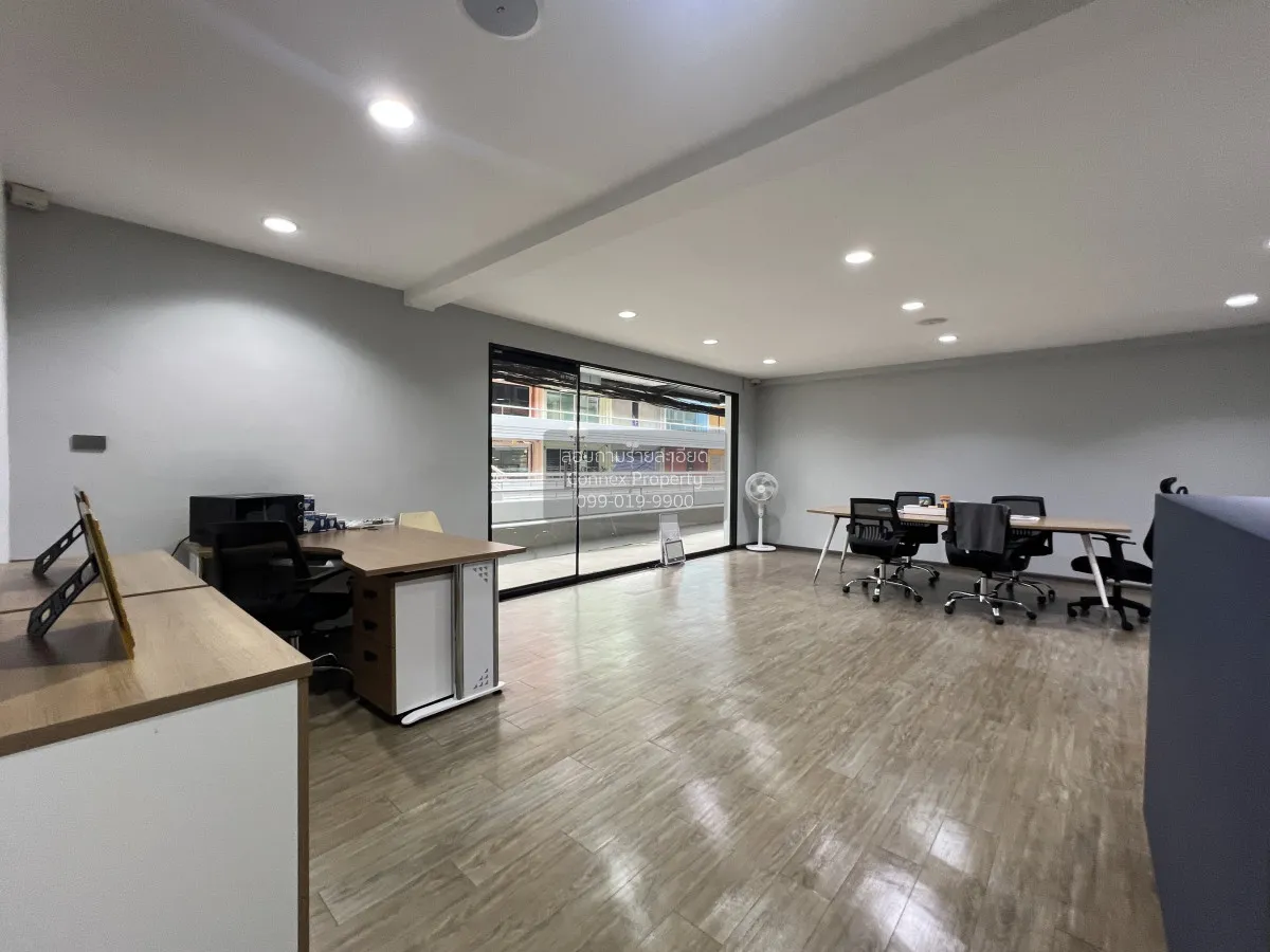 ขายอาคารสำนักงาน  พาร์คอเวนิว ห้องริมใน 2 คูหา ขายพร้อมผู้เช่า เอ