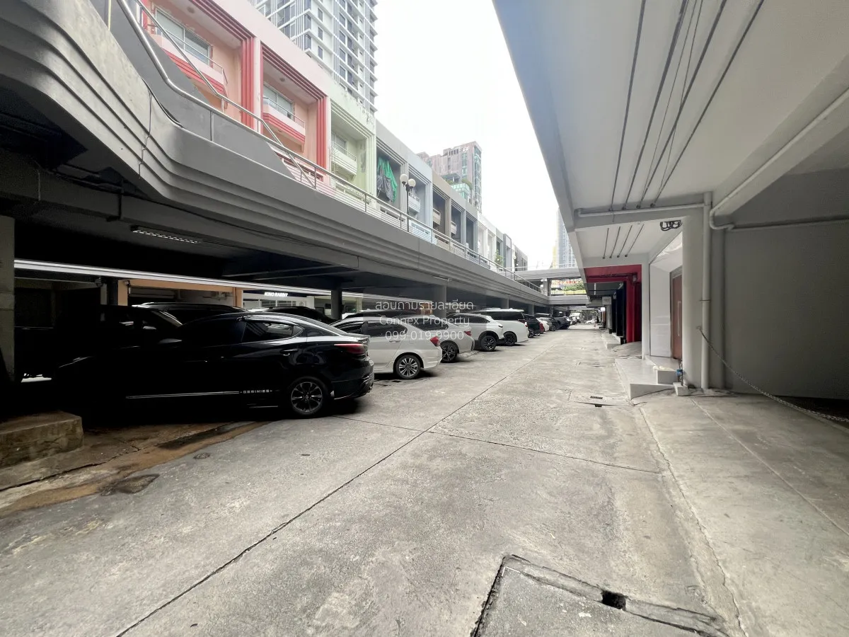 ขายอาคารสำนักงาน  พาร์คอเวนิว ห้องริมใน 2 คูหา ขายพร้อมผู้เช่า เอ