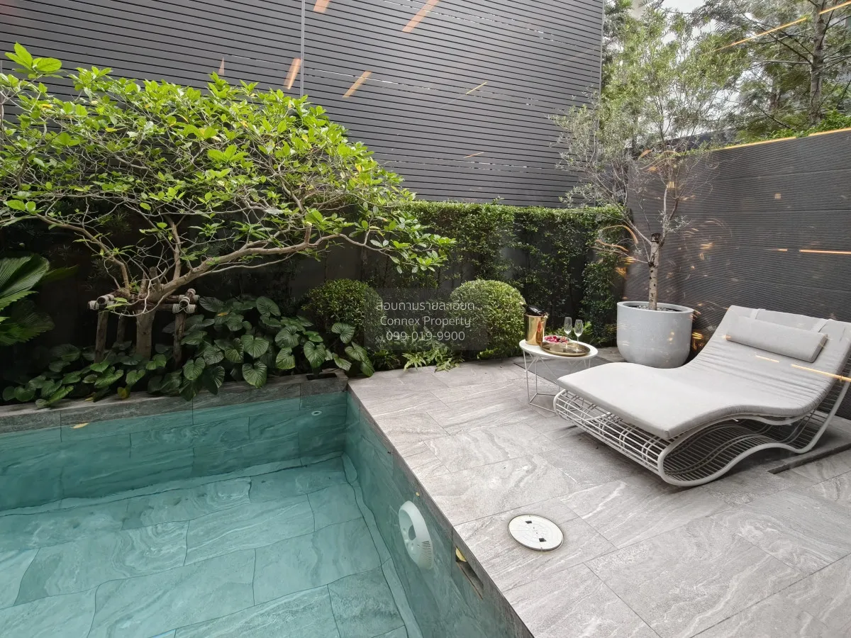 For Sale House , 95E1 , corner unit , wide frontage , Khlong Chan