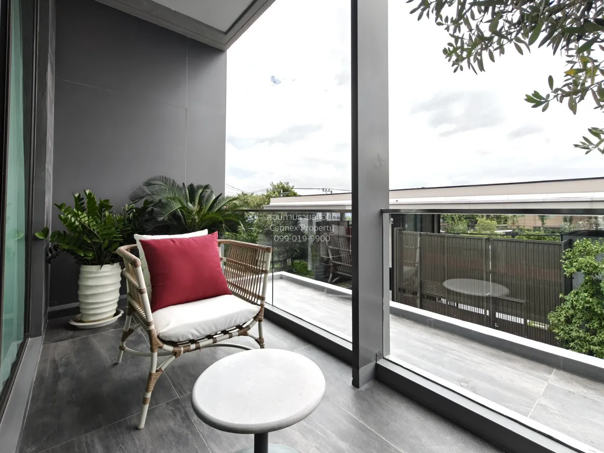 For Sale House , 95E1 , corner unit , wide frontage , Khlong Chan