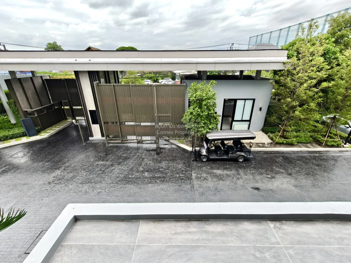 For Sale House , 95E1 , corner unit , wide frontage , Khlong Chan