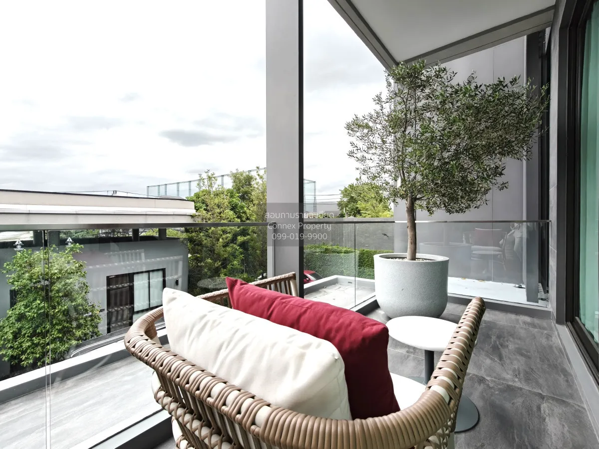 For Sale House , 95E1 , corner unit , wide frontage , Khlong Chan