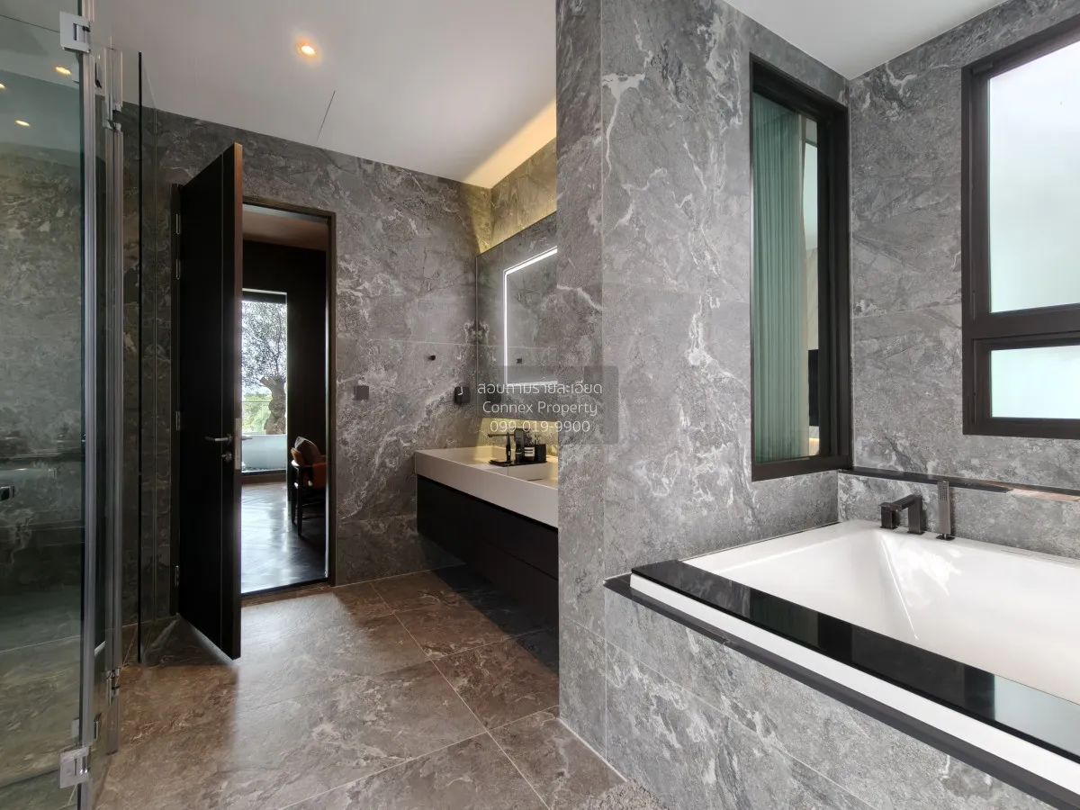 For Sale House , 95E1 , corner unit , wide frontage , Khlong Chan