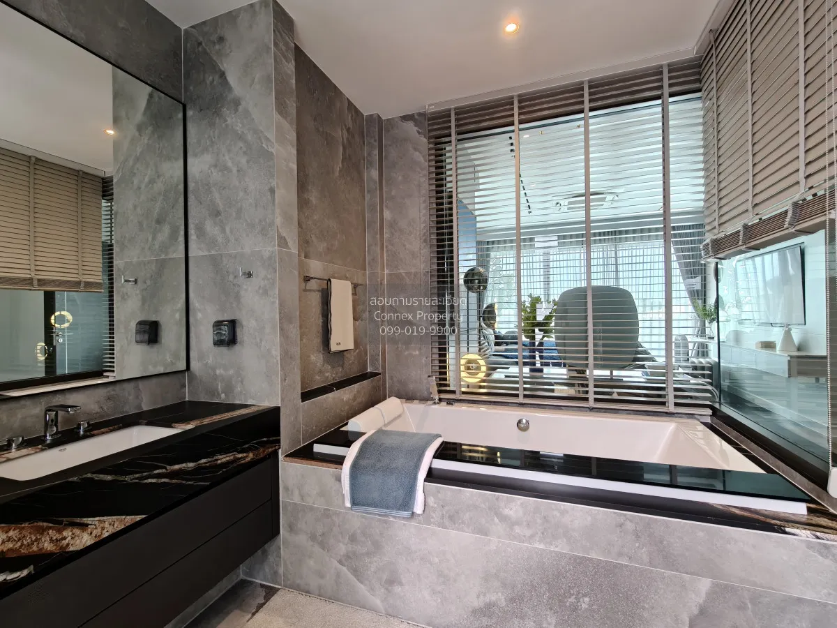 For Sale House , 95E1 , corner unit , wide frontage , Khlong Chan