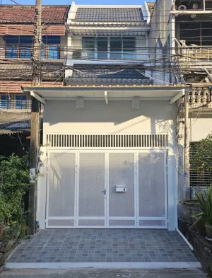 เช่าทาวน์เฮาส์ 3 ชั้น รีโนเวทใหม่เกือบทั้งหลัง ซอยพัฒนาการ 57 (ตรงข้ามตลาดสดพัฒนาการ) เข้าซอยเพียง 50 เมตร