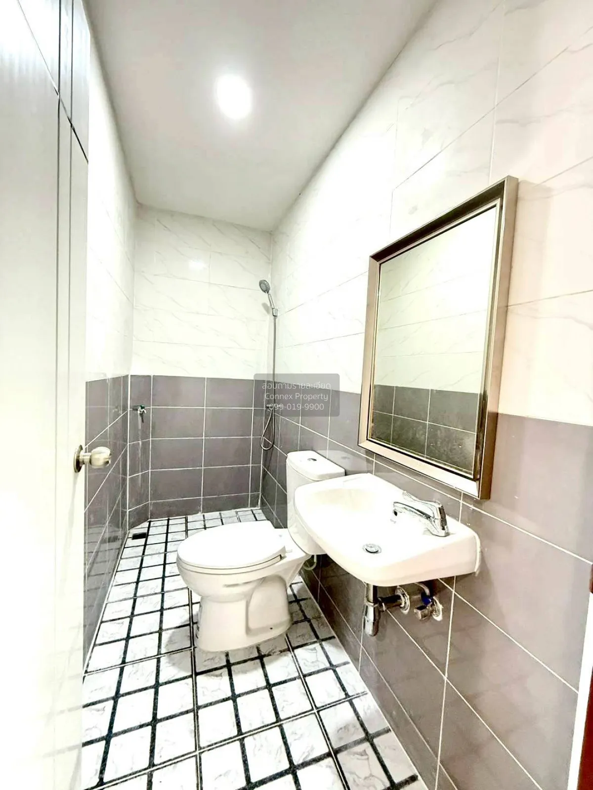 ขายทาวน์เฮ้าส์/ทาวน์โฮม  บ้านสุชา หน้ากว้าง รีโนเวทใหม่ ละหาร บาง