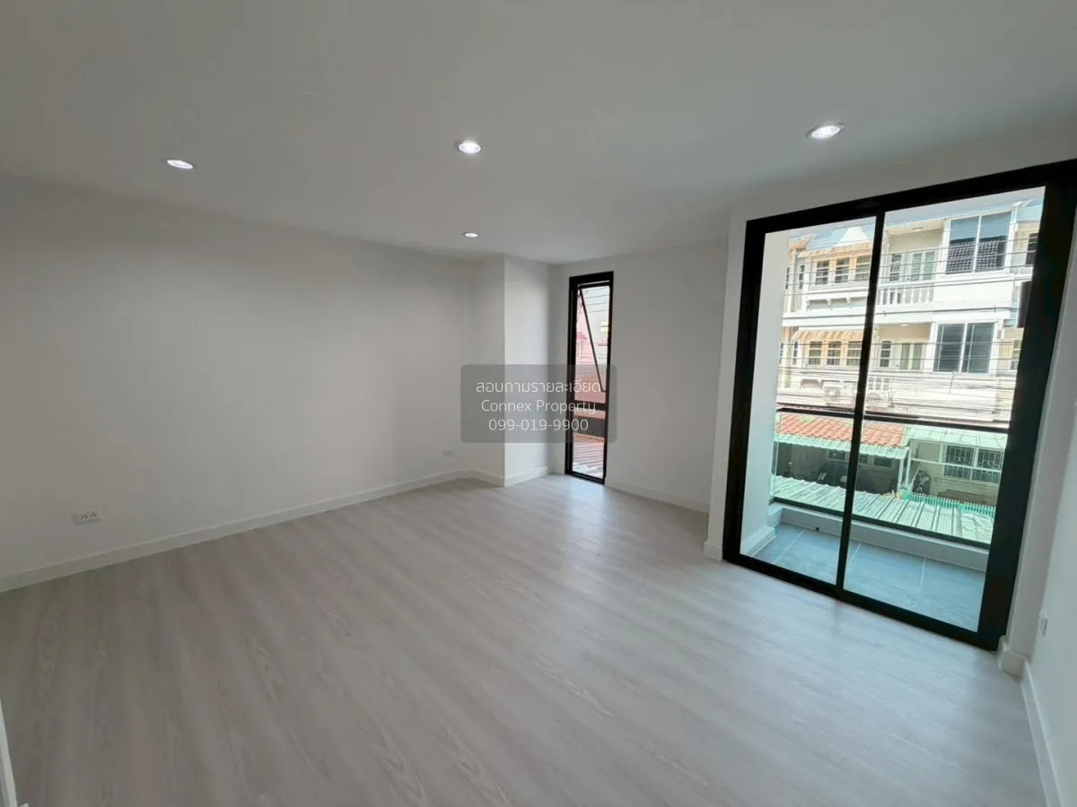 For Sale 3-storey townhome Nakniwas 37 yaek 1-8 , newly renovated