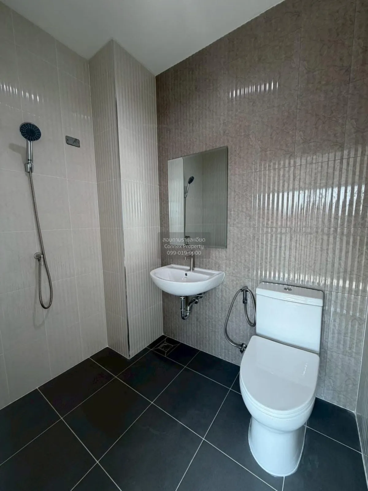 For Sale 3-storey townhome Nakniwas 37 yaek 1-8 , newly renovated