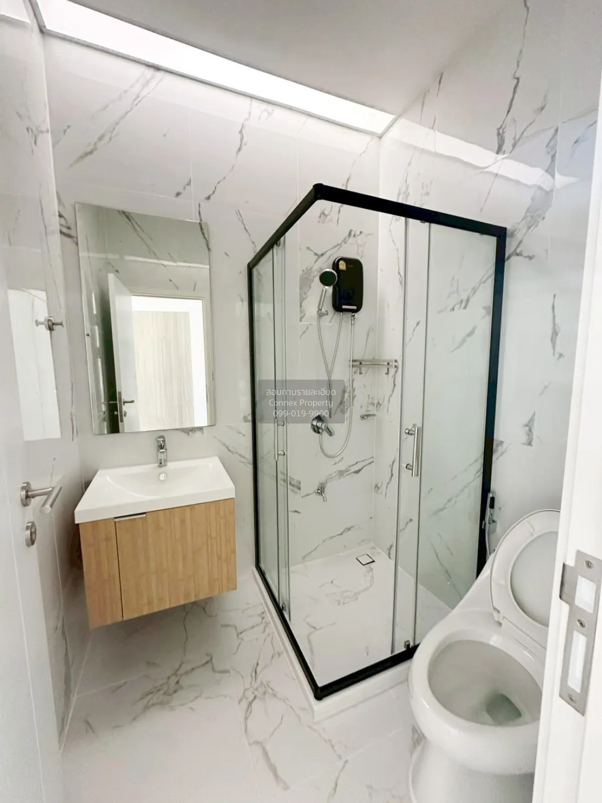 For Rent Townhouse/Townhome  , PATIO Ratchayothin , corner unit ,