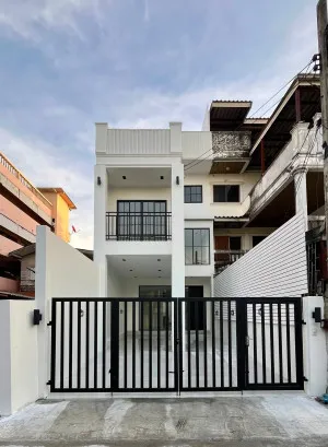 ขายทาวน์โฮม 4 ชั้น ซอยลาดพร้าว 57 ลาดพร้าว เขต ลาดพร้าว กรุงเทพ CX-141266