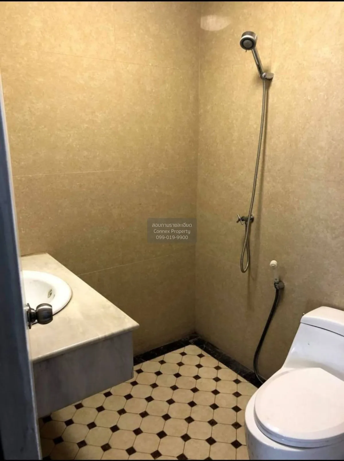 เช่าทาวน์เฮ้าส์/ทาวน์โฮม  วอร์เรน แมนชั่น 2 รีโนเวทใหม่ ลาดยาว เข