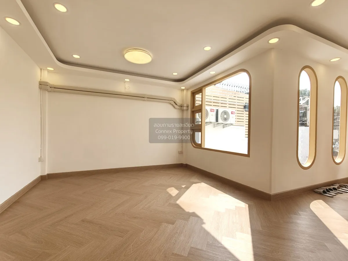 ขายทาวน์เฮ้าส์ ซอยนวลจันทร์ 36 แยก 4 บ้านรีโนเวทใหม่ หลังริม ใกล้ 4