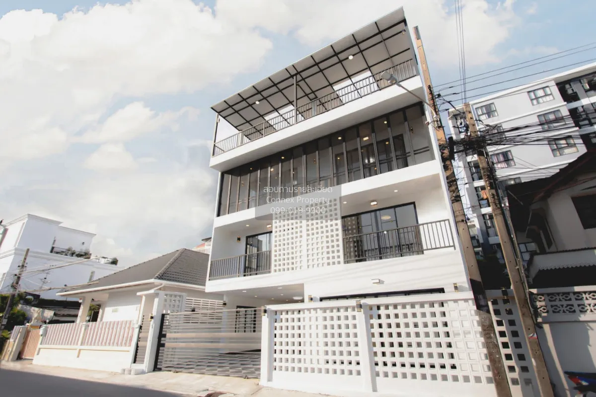 For Sale Office, Soi 20 Mithuna Huai Khwang , nice view , wide fr 1