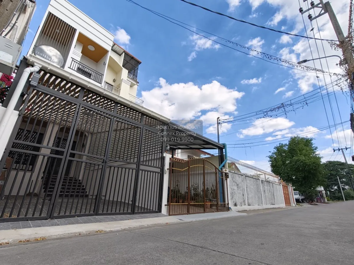 ทาวน์โฮม ซอยเสรีไทย 17 รีโนเวทใหม่ 3 ชั้น เนื้อที่ 27 ตร.วา 4 นอน