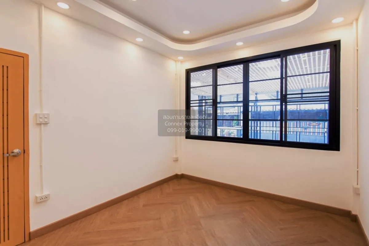For Sale Townhouse/Townhome  , Tho Rung Soi Nawamin 111 , wide fr