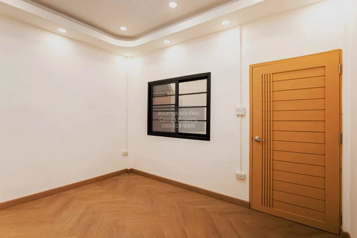 For Sale Townhouse/Townhome  , Tho Rung Soi Nawamin 111 , wide fr