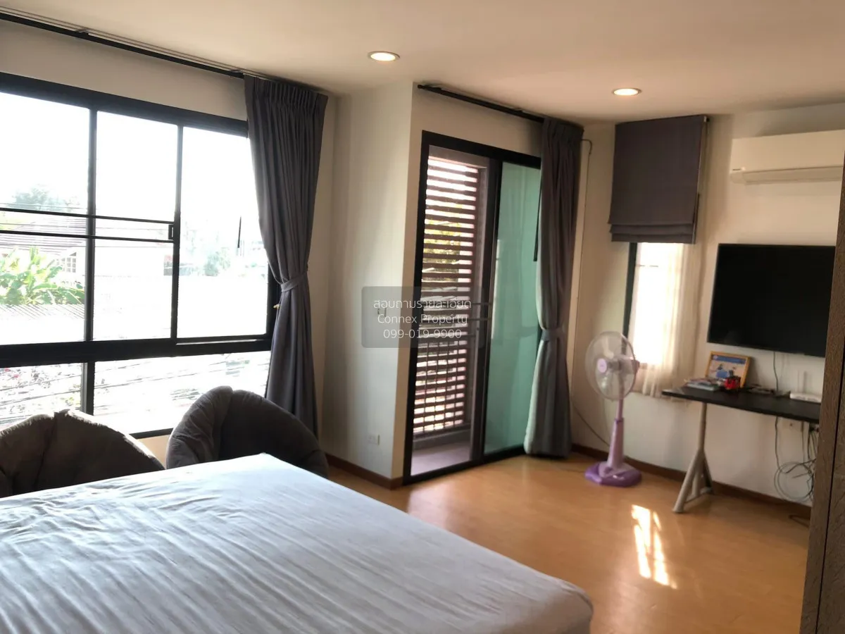 For Sale 3-story townhome, corner unit, outside the project. , Kh