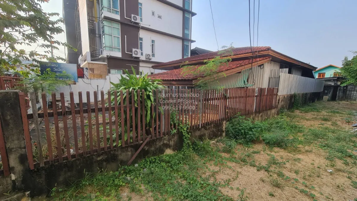 ขายขายที่ดิน ลาดพร้าววังหิน (พร้อมสิ่งปลูกสร้าง)  ติดถนนหน้ากว้าง