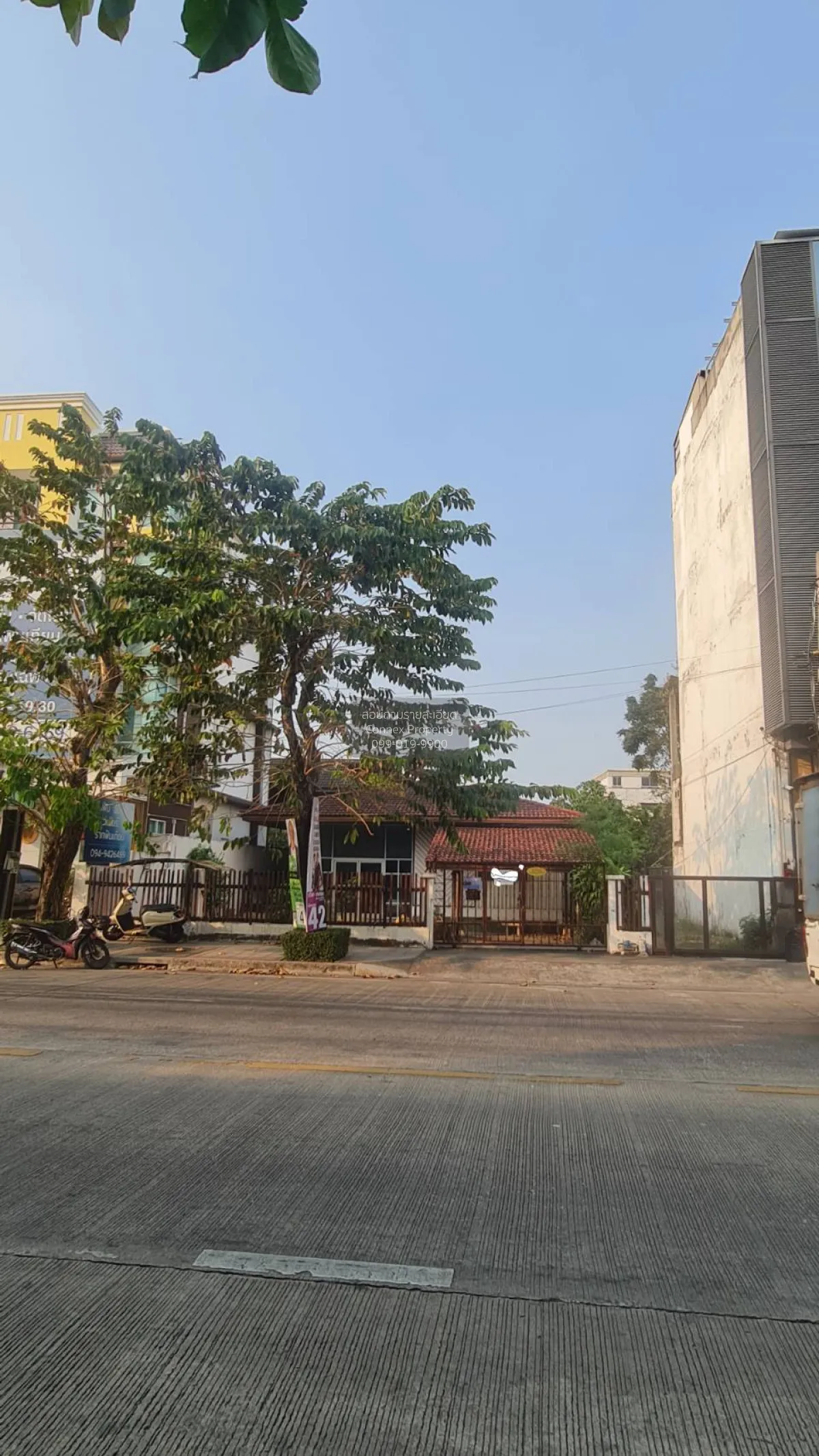 ขายขายที่ดิน ลาดพร้าววังหิน (พร้อมสิ่งปลูกสร้าง)  ติดถนนหน้ากว้าง