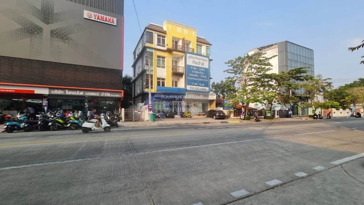 ขายขายที่ดิน ลาดพร้าววังหิน (พร้อมสิ่งปลูกสร้าง)  ติดถนนหน้ากว้าง