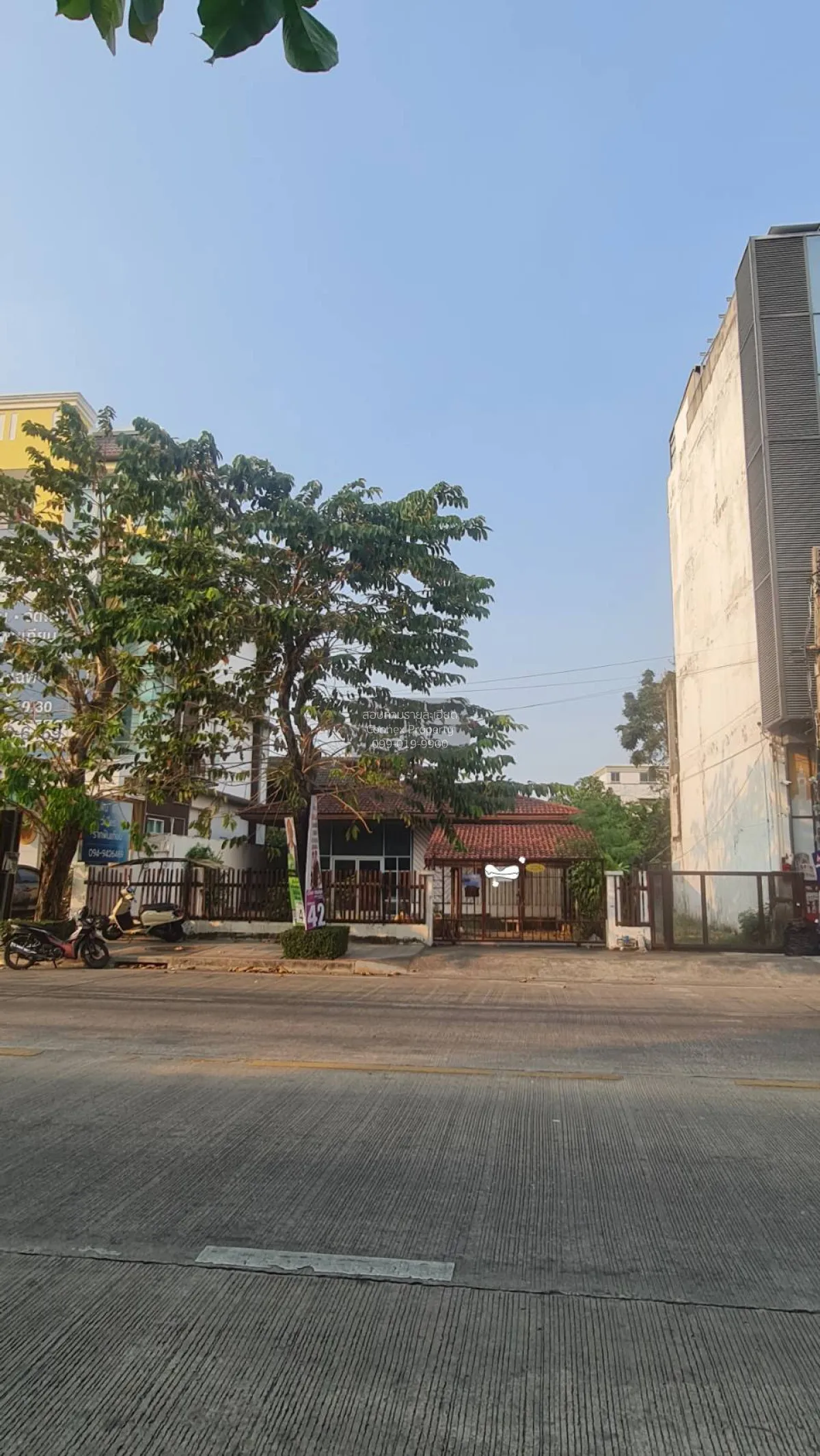 ขายขายที่ดิน ลาดพร้าววังหิน (พร้อมสิ่งปลูกสร้าง)  ติดถนนหน้ากว้าง