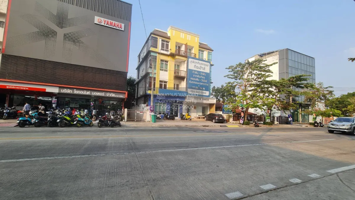 ขายขายที่ดิน ลาดพร้าววังหิน (พร้อมสิ่งปลูกสร้าง)  ติดถนนหน้ากว้าง