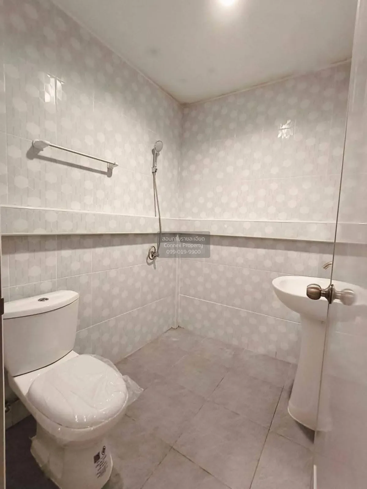 For Sale Townhouse/Townhome  , Phrueksachat 7 , wide frontage , n