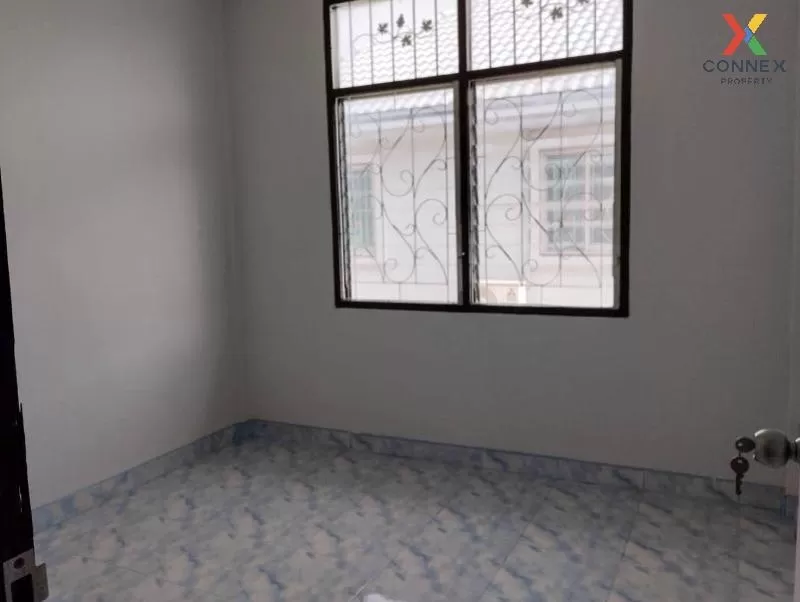 Townhouse for sale Yu Charoen Village 3, Khlong 4, Lat Sawai, Lam