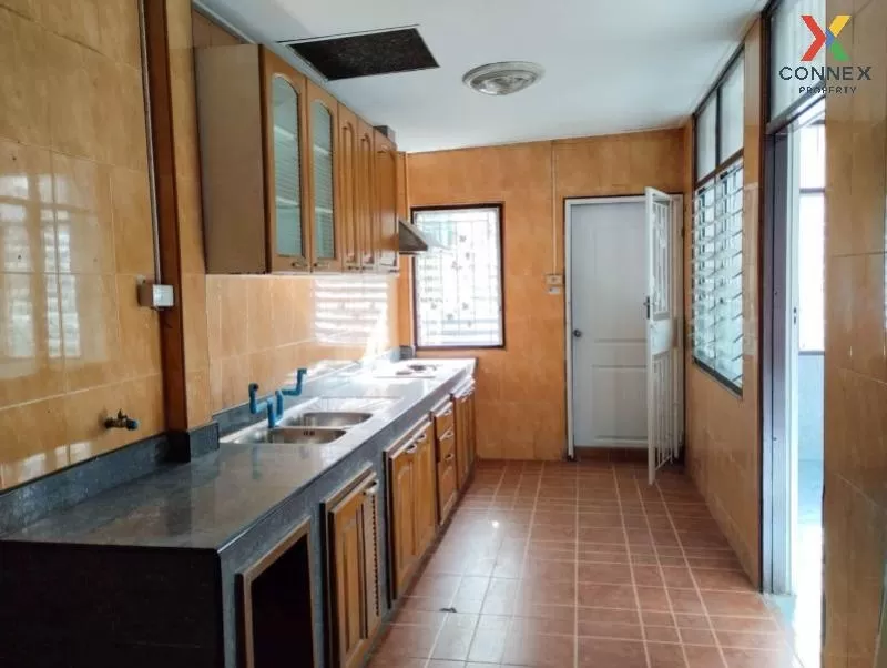 Townhouse for sale Yu Charoen Village 3, Khlong 4, Lat Sawai, Lam