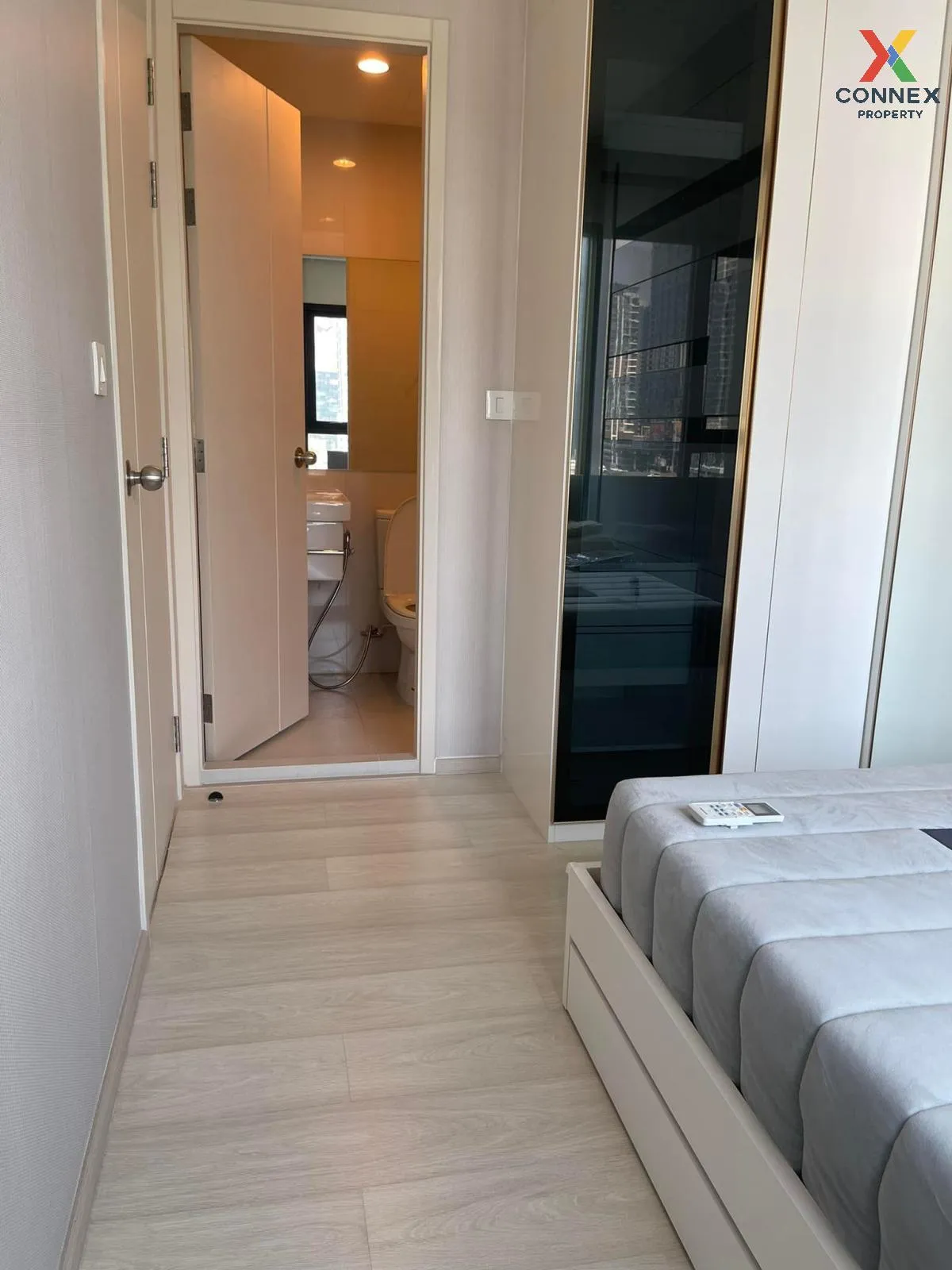 FOR SALE condo , Life Asoke , wide frontage , MRT-Phetchaburi , B