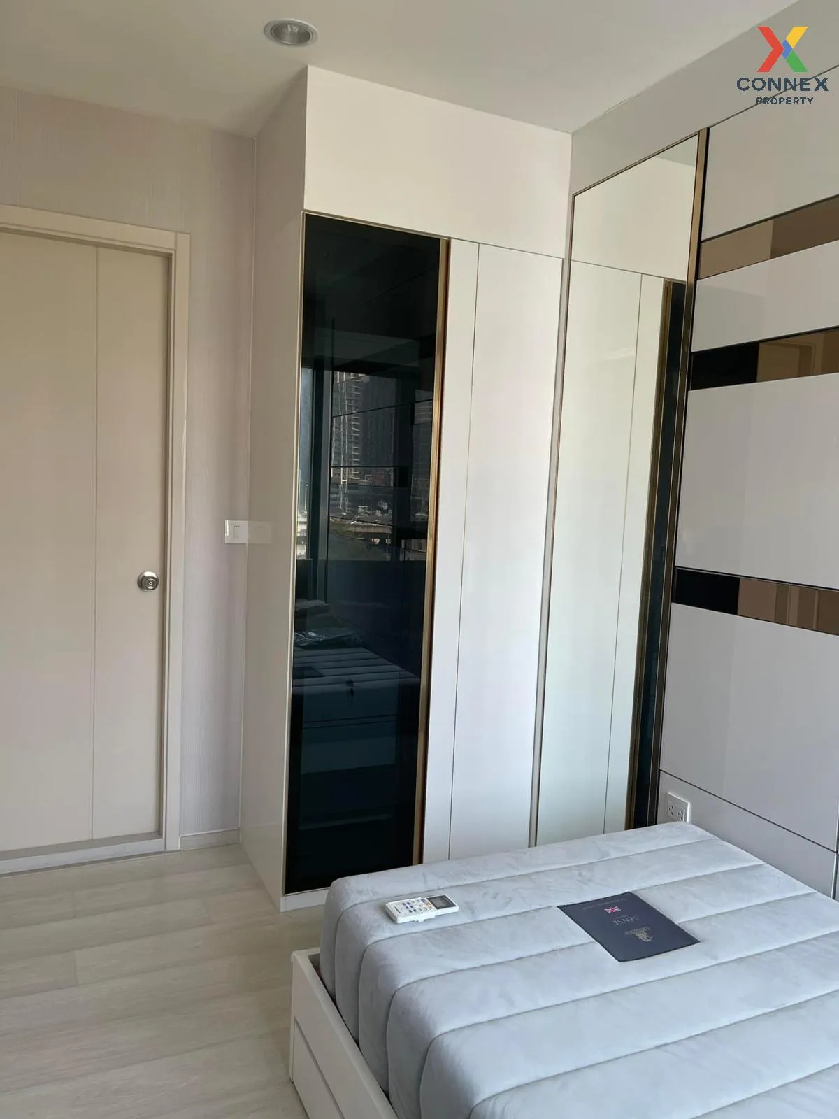 FOR SALE condo , Life Asoke , wide frontage , MRT-Phetchaburi , B