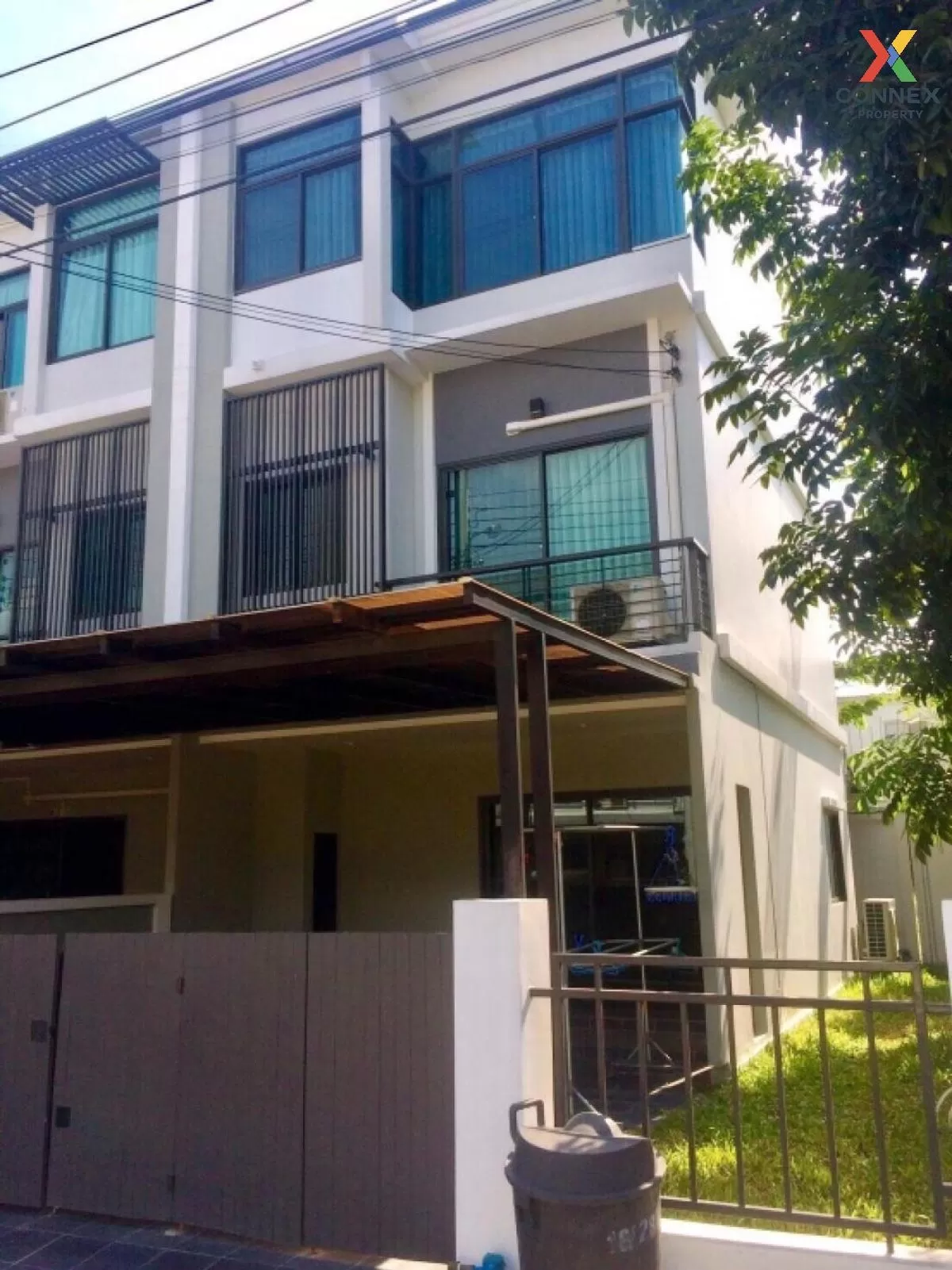 FOR SALE townhome , The Metro Phatthanakan-Srinakarin , corner un 1