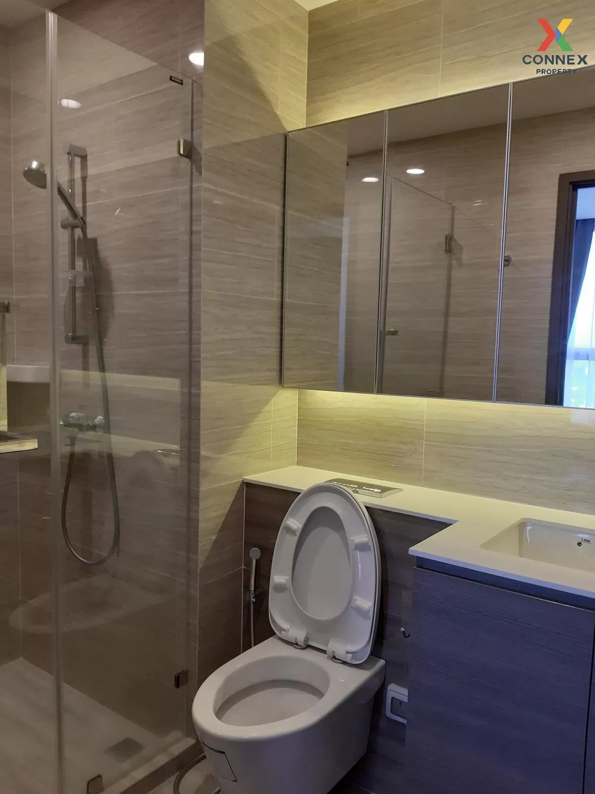 FOR RENT Condo , Whizdom Essence , BTS-Punnawithi , Phra Khanong  FOR RENT Condo , Whizdom Essence , BTS-Punnawithi , Phra Khanong