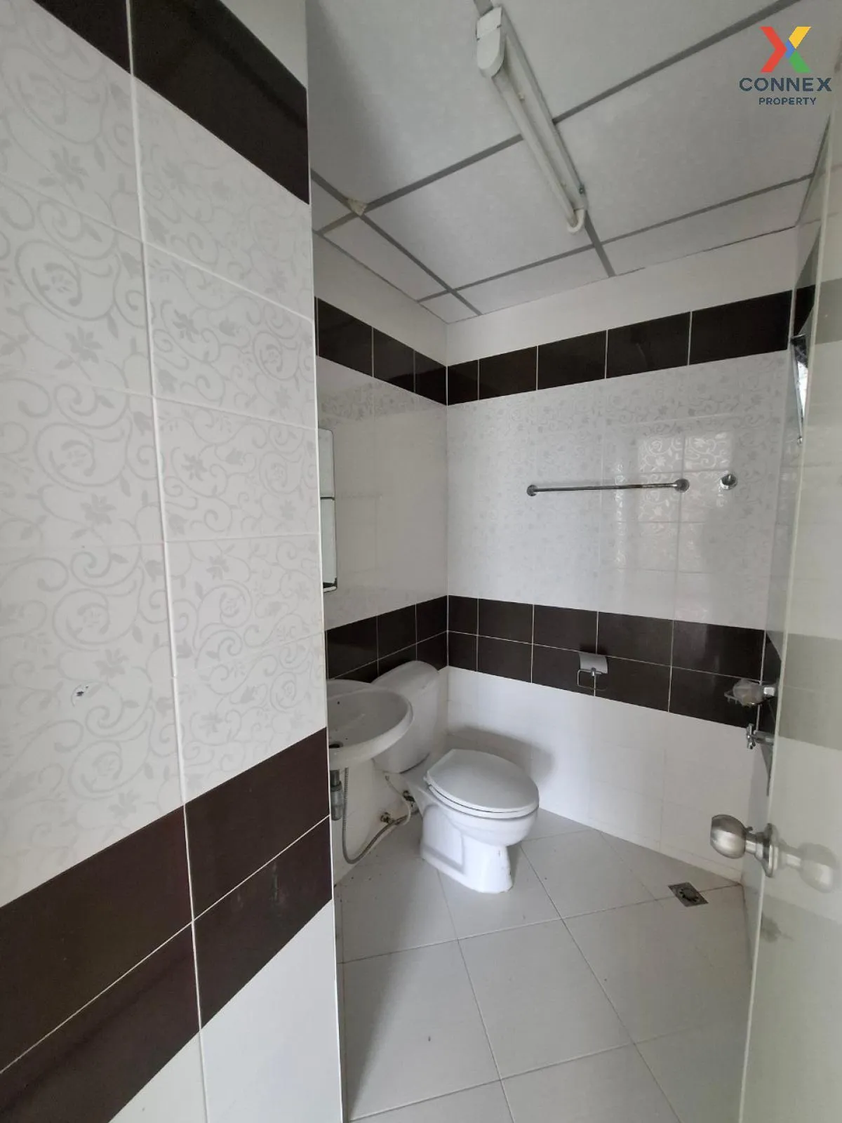 For Sale Commercial building, 4 storey, Pornthep Garden Ville Ban For Sale Commercial building, 4 storey, Pornthep Garden Ville Ban