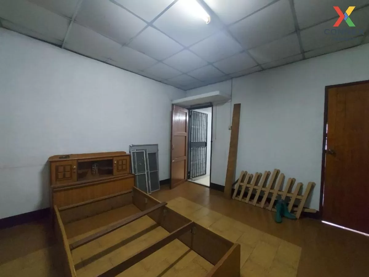 For Sale Commercial building at Thana intersection , Bang Krabao 