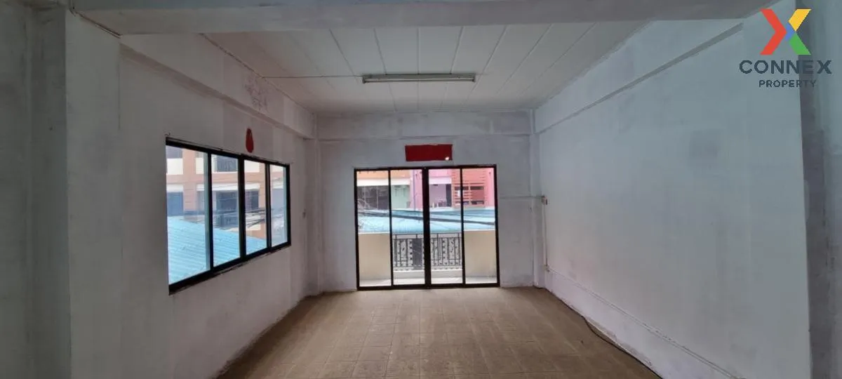 For Sale 3-storey commercial building in front of Bang Lamung Hos For Sale 3-storey commercial building in front of Bang Lamung Hos