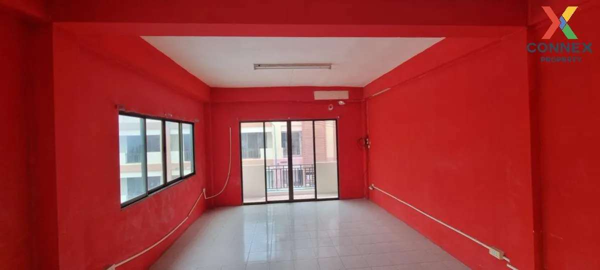 For Sale 3-storey commercial building in front of Bang Lamung Hos For Sale 3-storey commercial building in front of Bang Lamung Hos
