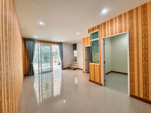 ขายทาวน์เฮ้าส์/ทาวน์โฮม  โกลเด้นทาวน์  รามอินทรา-วงแหวน บางชัน เขต คลองสามวา กรุงเทพ CX-92336