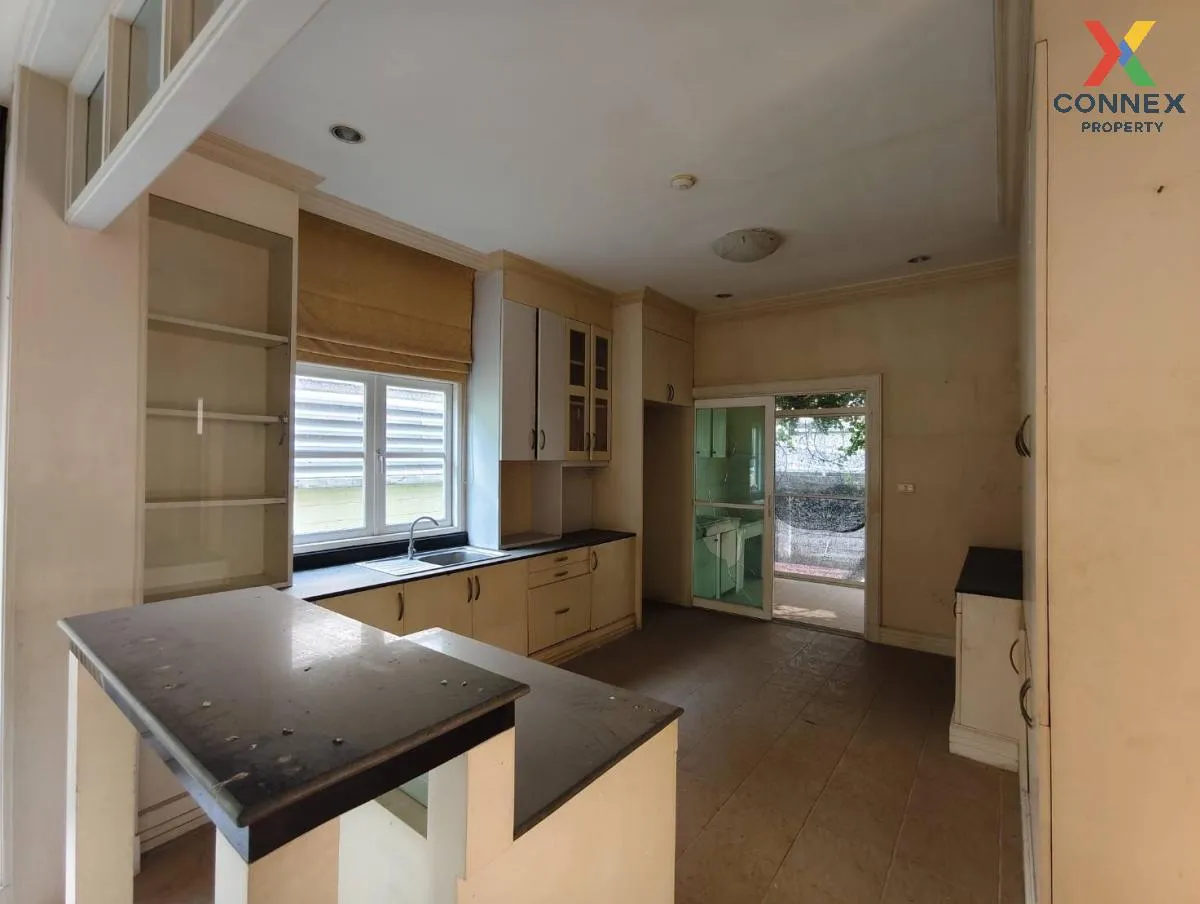 For Sale House ,  Maneeya Masterpiece Rattanathibet , corner unit