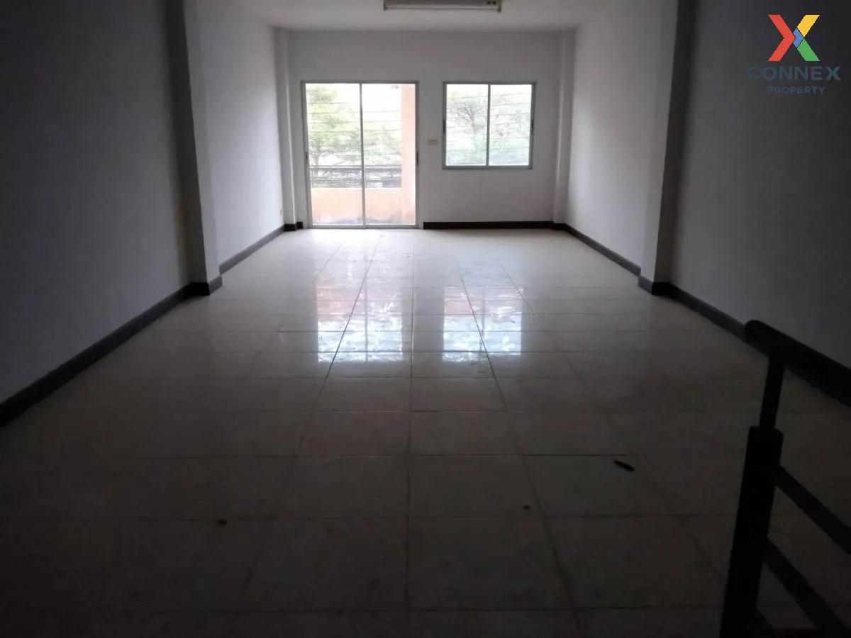 For Sale Townhouse/Townhome  ,  Phanason Villa , high floor , Wic 4