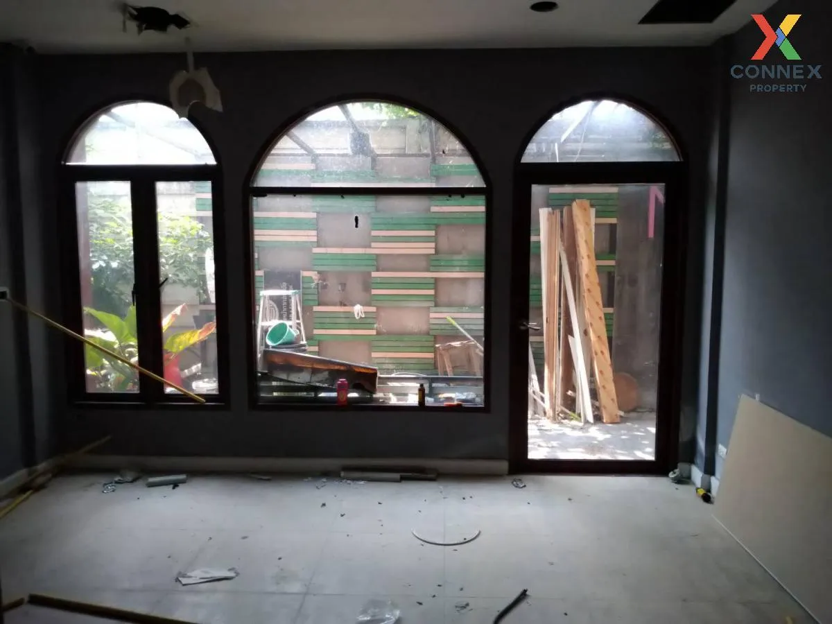 For Sale Commercial Building , Venice Di Iris , high floor , corn