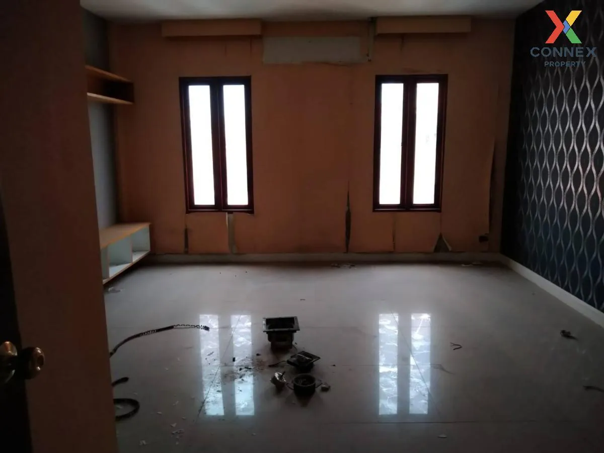 For Sale Commercial Building , Venice Di Iris , high floor , corn