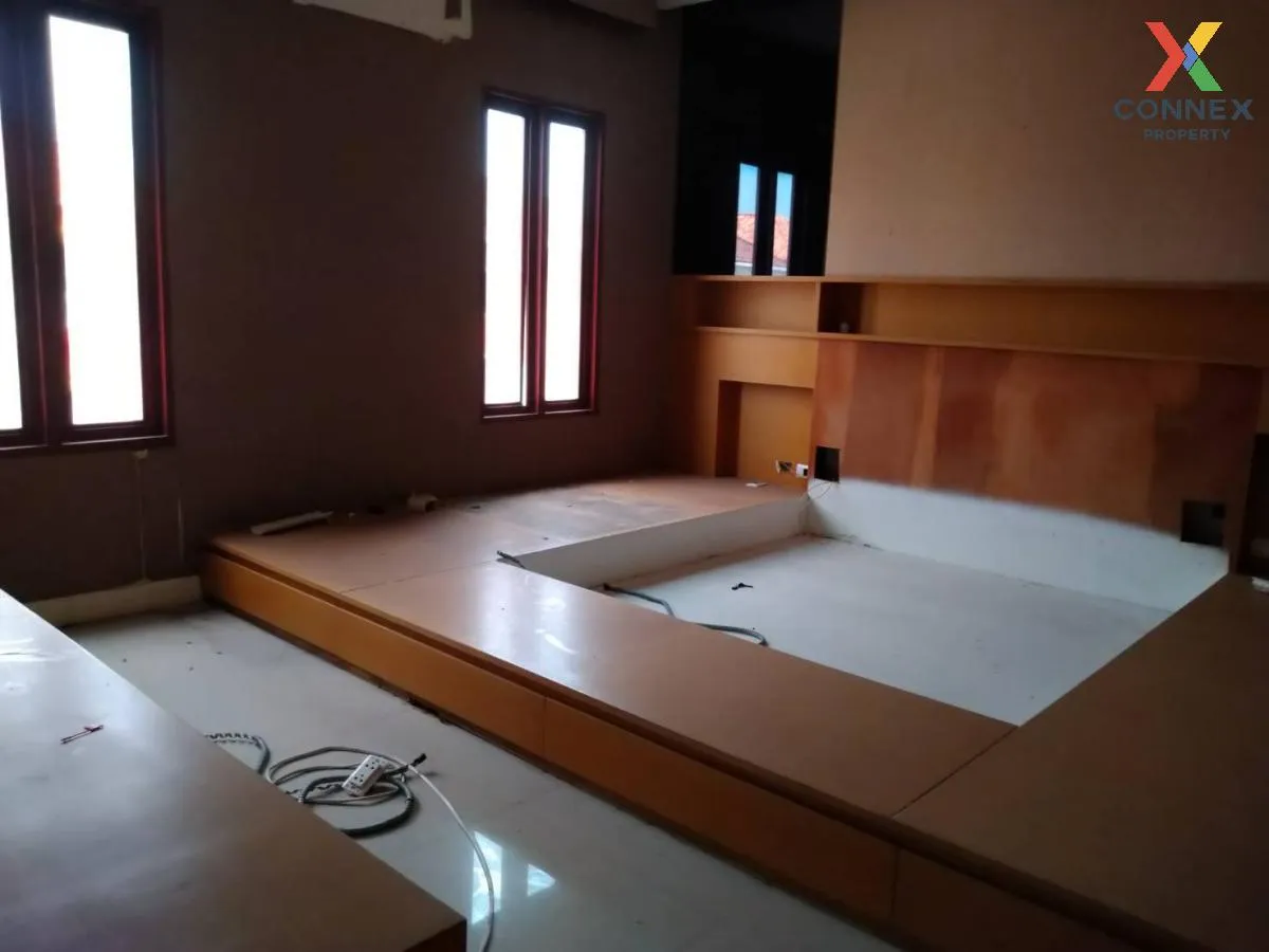 For Sale Commercial Building , Venice Di Iris , high floor , corn