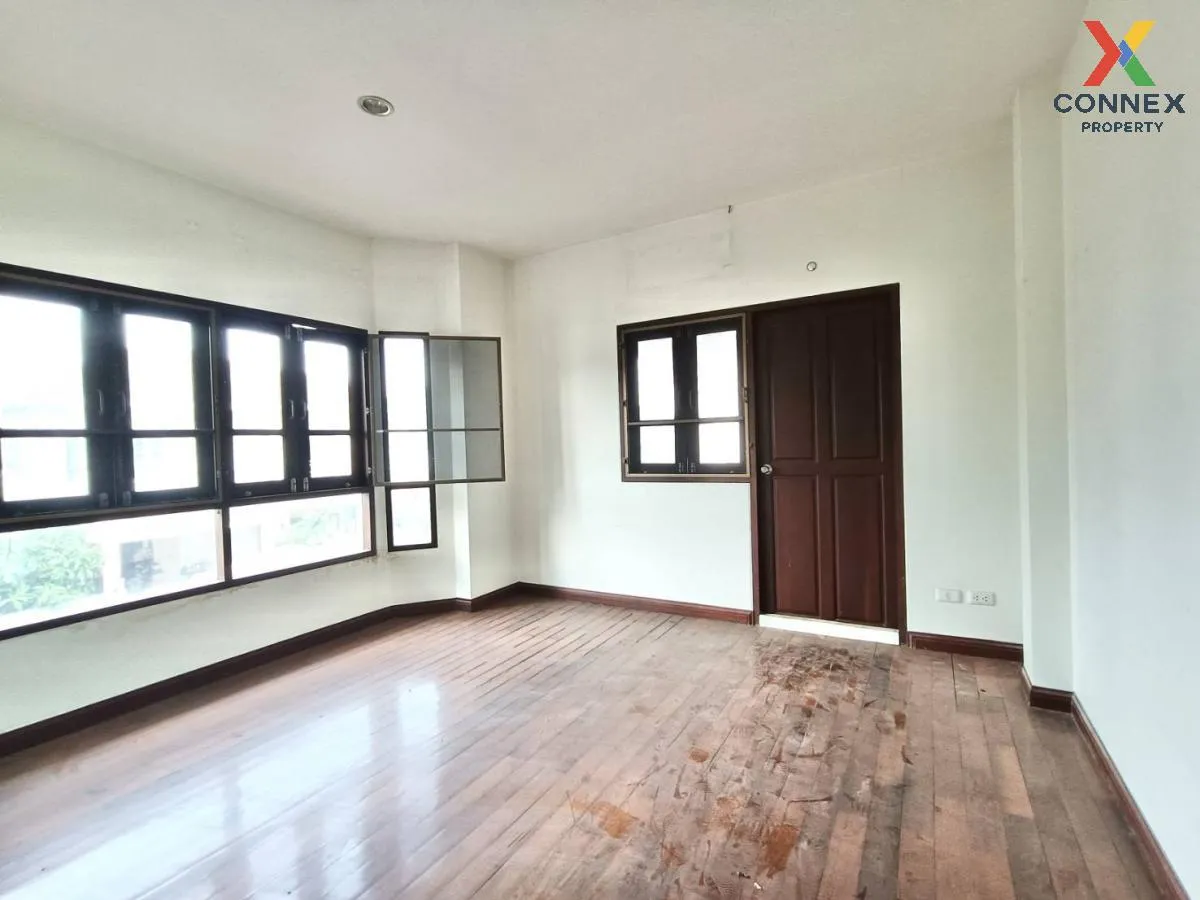 For Sale House ,  Baan Kaewkarn Watcharapol , corner unit , Khlon