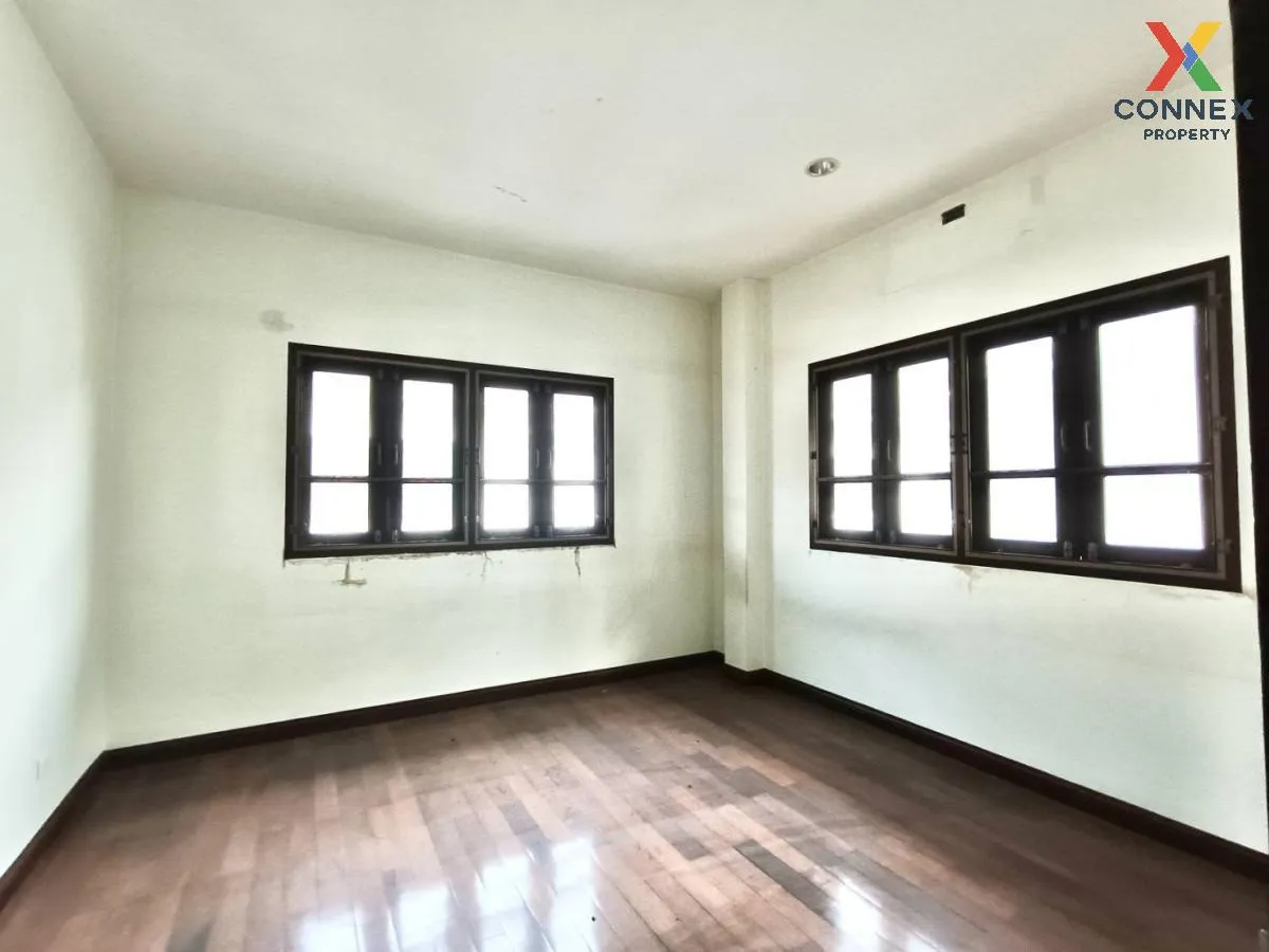 For Sale House ,  Baan Kaewkarn Watcharapol , corner unit , Khlon