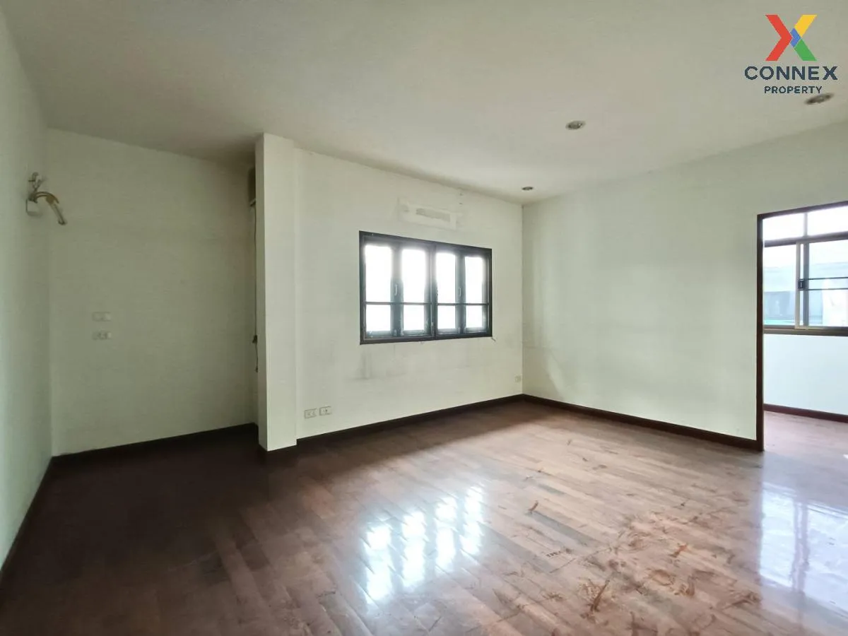 For Sale House ,  Baan Kaewkarn Watcharapol , corner unit , Khlon